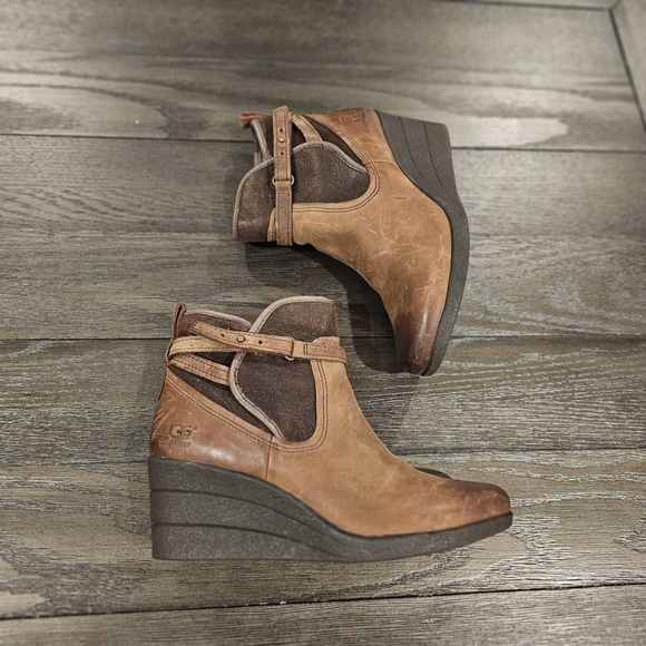 UGG Emalie Wedge Boots - Picture 3 of 9